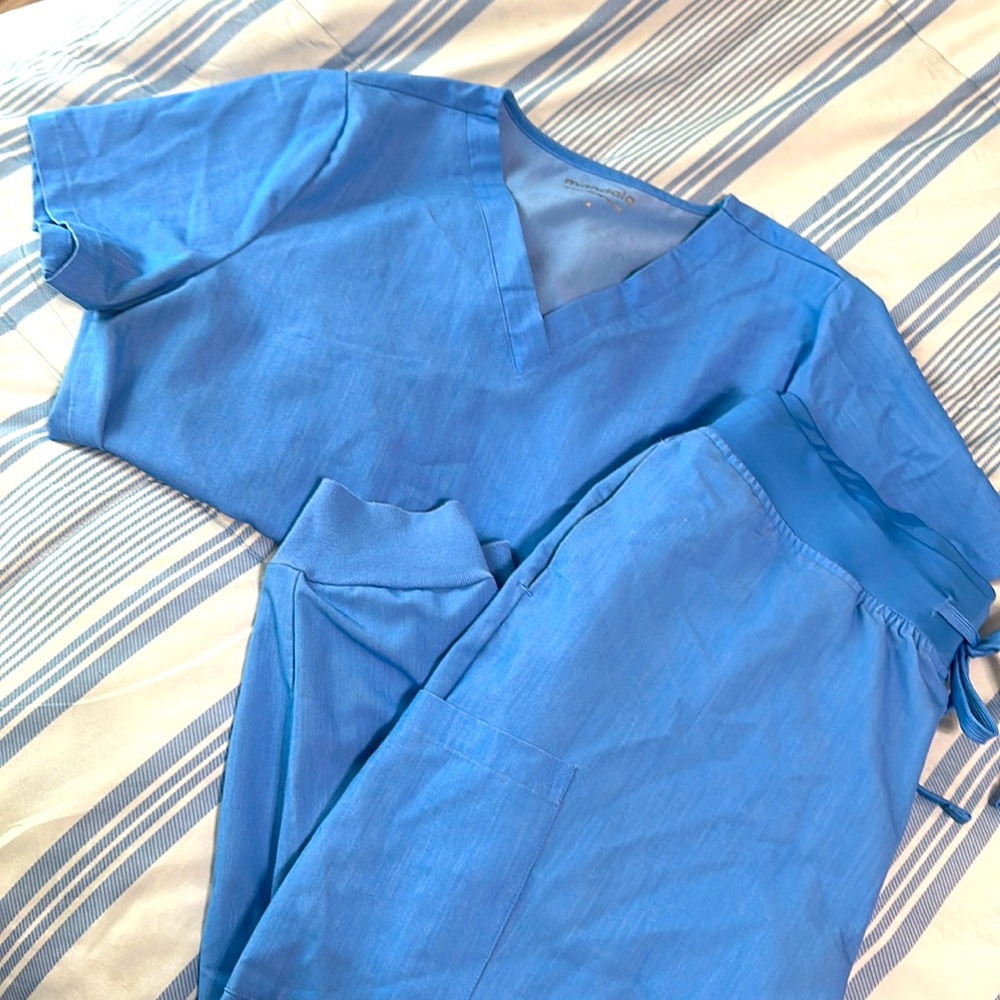 Mandala scrub set size medium, jogger bottoms medium Petite
